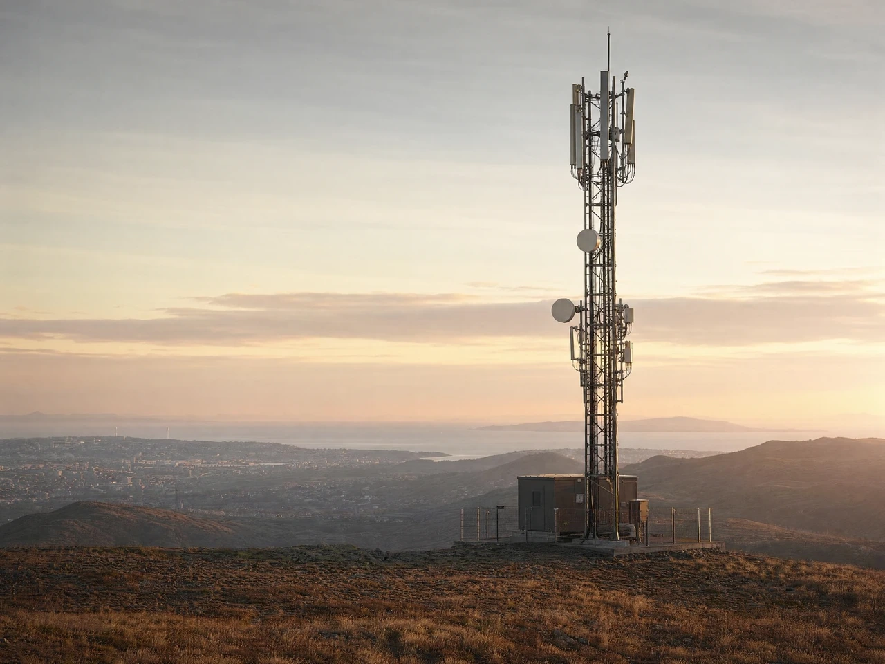Infraestructura de telecomunicaciones ilustrativa en una colina costera.